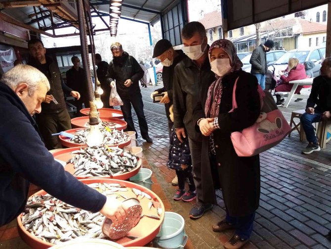 Hamsi Gürcistan’a Kaçtı, Tezgahlar Yavru Uskumruyla Doldu