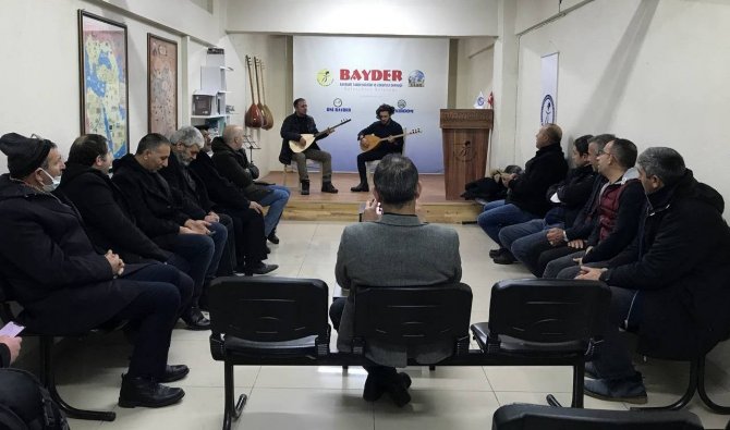 Bayburt’ta Soğuk Kış Günleri Sazlı, Sözlü Anadolu Türküleri Eşliğinde Isınıyor