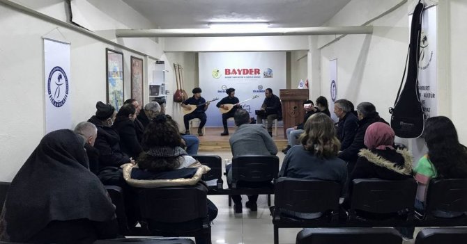 Bayburt’ta Soğuk Kış Günleri Sazlı, Sözlü Anadolu Türküleri Eşliğinde Isınıyor