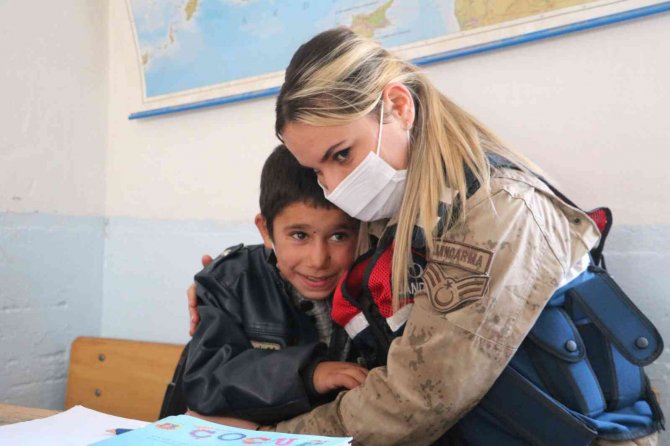 Kadın Askerlerden Öğrencilere Kırtasiye Malzemesi