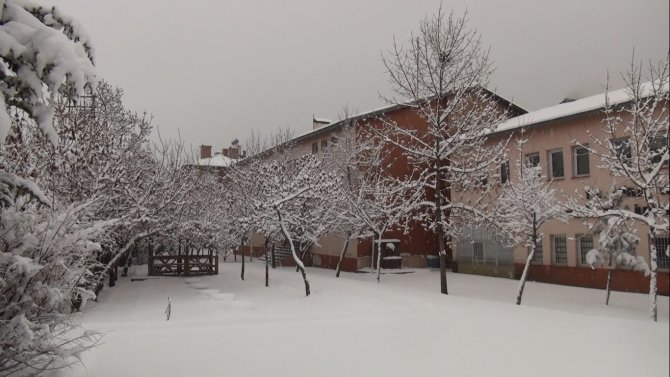 Ahlat’ta Eğitime 1 Gün Ara Verildi