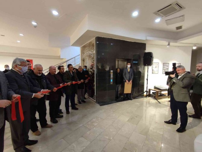 Başkan Aşgın Fotoğraf Çekti, Gazeteciler Sergiyi Açtı