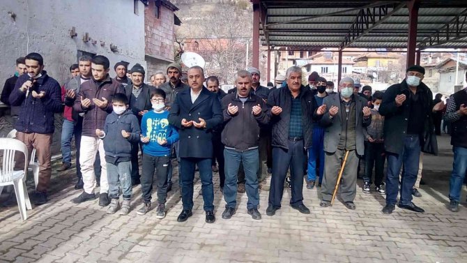 Eller Semaya Yağmur Ve Kar Yağışı İçin Açıldı