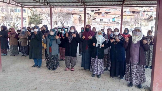Eller Semaya Yağmur Ve Kar Yağışı İçin Açıldı