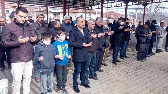 Eller Semaya Yağmur Ve Kar Yağışı İçin Açıldı