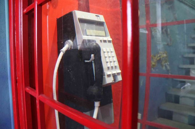 İ̇konik Telefon Kulübesini Akvaryuma Çevirdiler