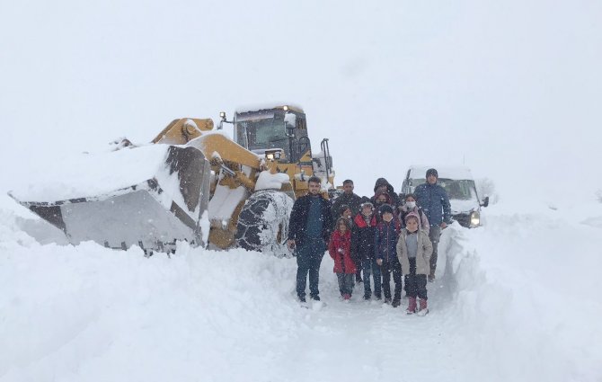 Okul Müdürü Öğrencisini Sırtında Taşıdı