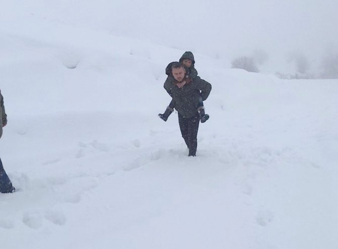 Okul Müdürü Öğrencisini Sırtında Taşıdı