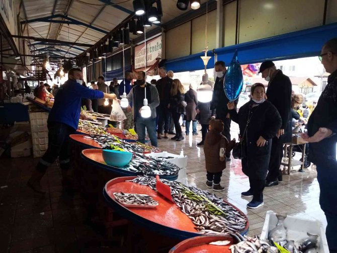 Hamsi Gürcistan’a Kaçtı, Tezgahlar Yavru Uskumruyla Doldu