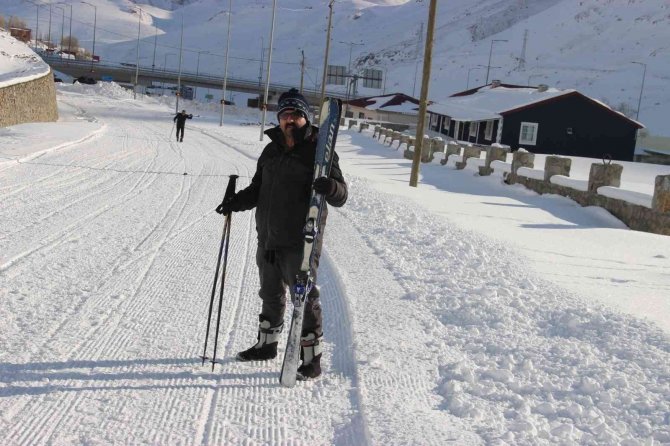 İ̇spir Doğa Sporları Derneği Üyeleri Ovit Dağı’nda Kayak Yaptı