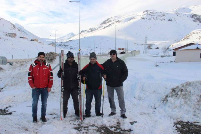 İ̇spir Doğa Sporları Derneği Üyeleri Ovit Dağı’nda Kayak Yaptı