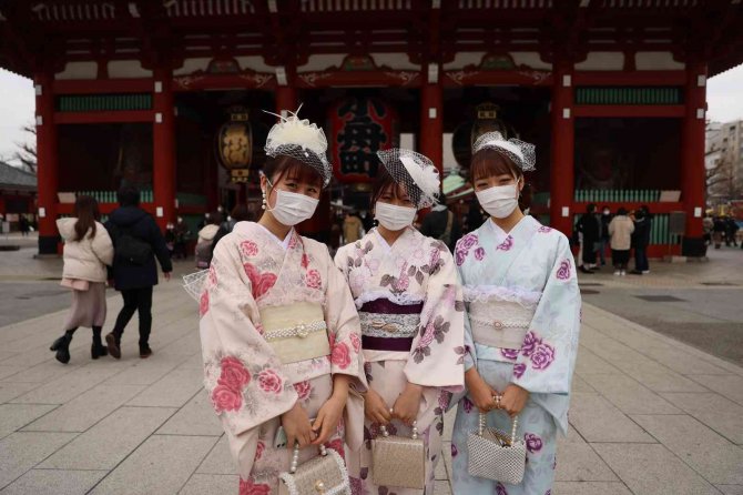 Japonya’da Gençler Yetişkinler Günü‘nü Kimono Giyerek Kutladı