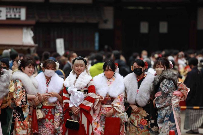 Japonya’da Gençler Yetişkinler Günü‘nü Kimono Giyerek Kutladı
