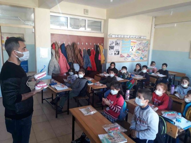 Kahta’daki Öğrencilere, Diş Bakım Seti Dağıtıldı