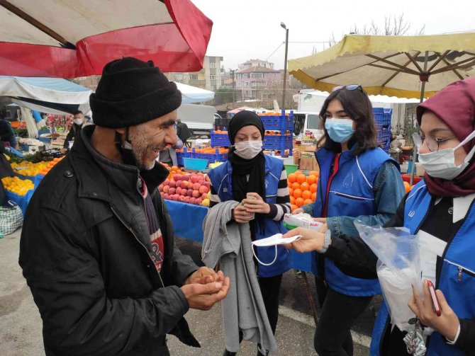 Manyaslı Gençler Esnaf Ve Vatandaşlara Maske Dağıttı