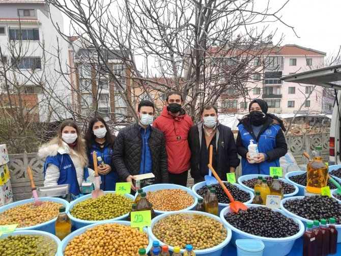 Manyaslı Gençler Esnaf Ve Vatandaşlara Maske Dağıttı