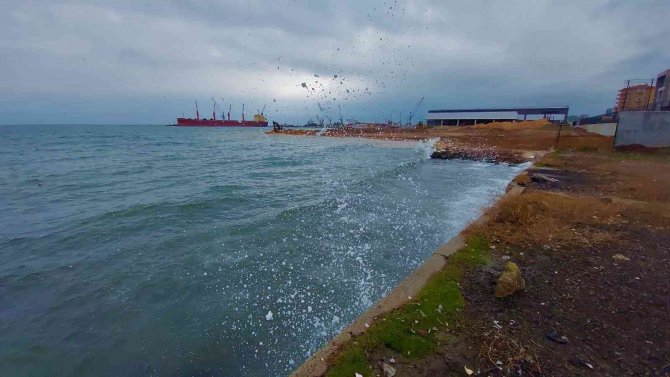 Marmara Denizi Ulaşımına Poyraz Engeli: Çok Sayıda Tekne Limana Bağlandı