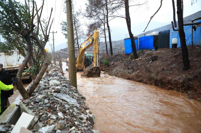 Başkan Gürün, Etkili Yağışın Yaşandığı Marmaris’te İncelemelerde Bulundu