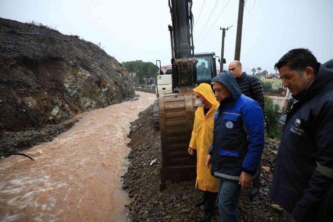 Başkan Gürün, Etkili Yağışın Yaşandığı Marmaris’te İncelemelerde Bulundu