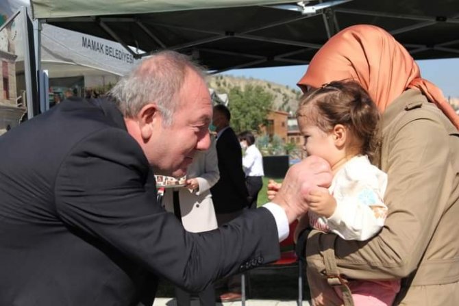 Başkan Şahiner Kutlama Çiçeği Yerine Bağış Yaptı