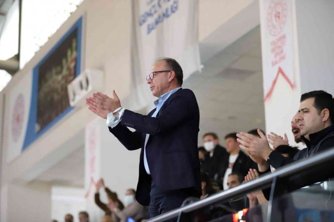 Filede Turgutlu Belediyespor Rüzgarı Esti