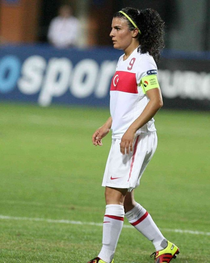 Avrupa’nın En İyi Türk Kadın Futbolcusu Denizli’ye Geliyor