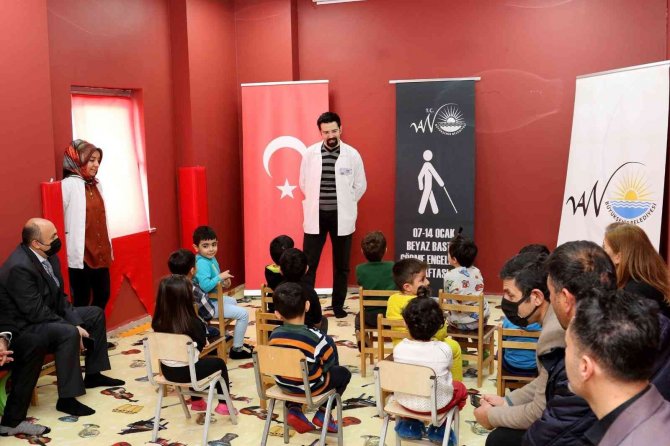 Van Büyükşehir’den ’Beyaz Baston Haftası’nda Miniklere Farkındalık Eğitimi