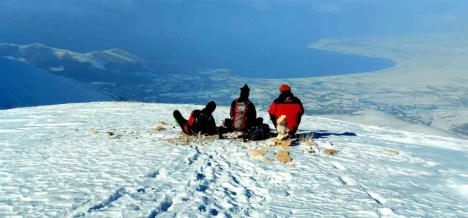 Kar Ve Sisle Kaplı 3 Bin 537 Rakımlı Artos Dağı’na Tırmandılar