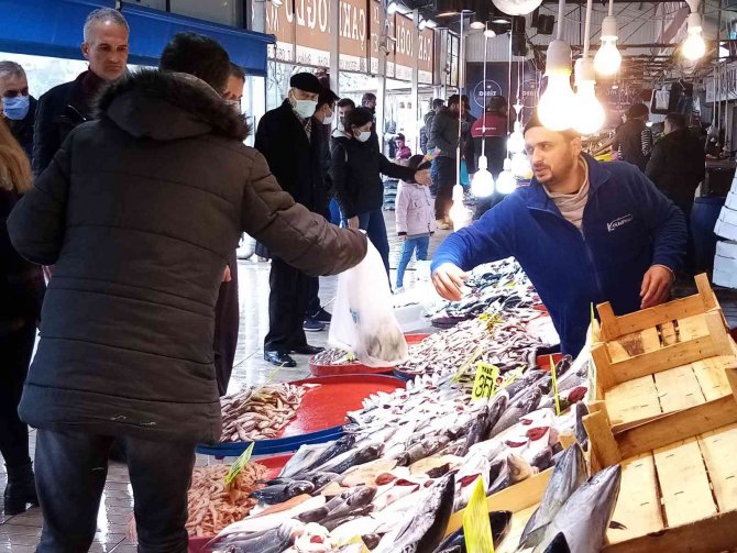 Hamsi Gürcistan’a Kaçtı, Tezgahlar Yavru Uskumruyla Doldu