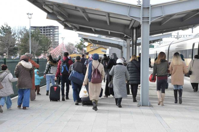 Karaman’da Yüksek Hızlı Trene Yoğun İlgi