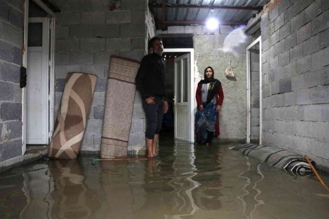 Adana’da Yağmur Mahalleyi Sular Altında Bıraktı