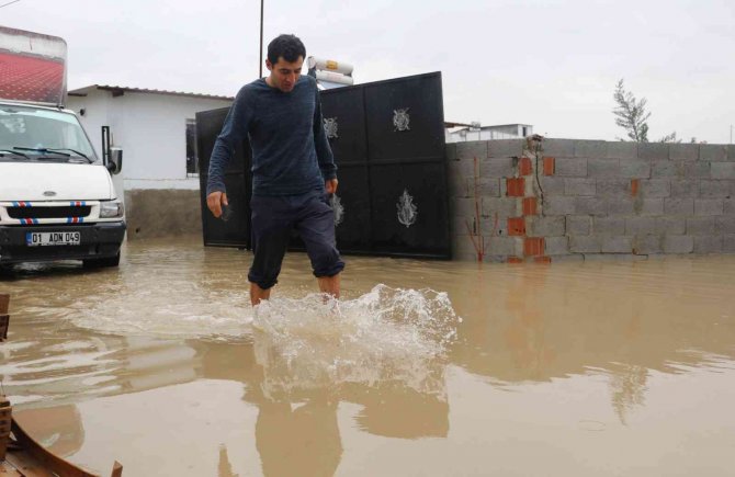 Adana’da Yağmur Mahalleyi Sular Altında Bıraktı