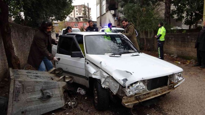 "Dur" İhtarına Uymadı, Polis Aracına Çarpıp Kaçtı