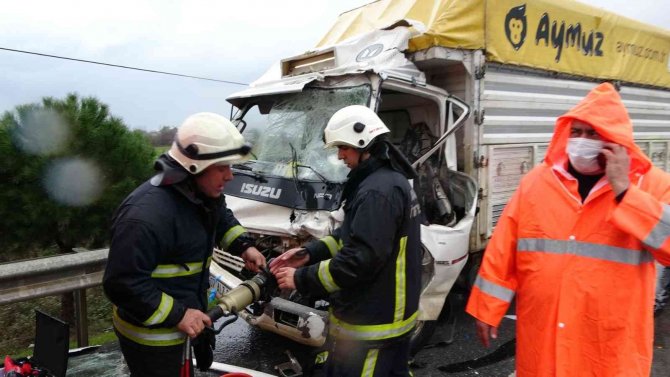 Manavgat’ta Kamyon Tıra Arkadan Çarptı: 1 Yaralı