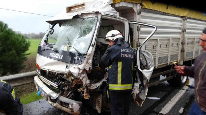 Manavgat’ta Kamyon Tıra Arkadan Çarptı: 1 Yaralı