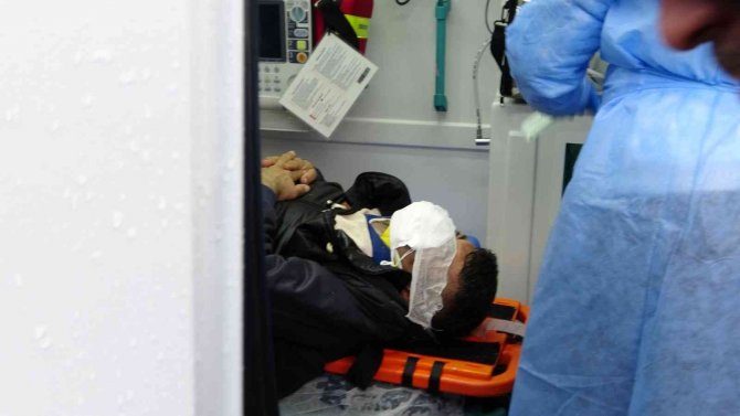 Manavgat’ta Kamyon Tıra Arkadan Çarptı: 1 Yaralı