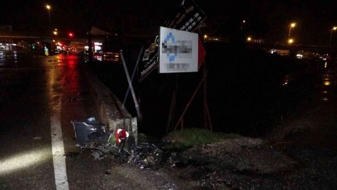 Köprü Girişindeki Tabelalara Çarpan Sürücü Hayatını Kaybetti