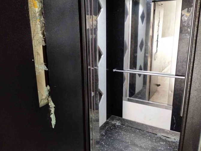 Kirasını Arttıran Ev Sahibine Sinirlenip, Satırla Apartmanda Dehşet Yaşattı