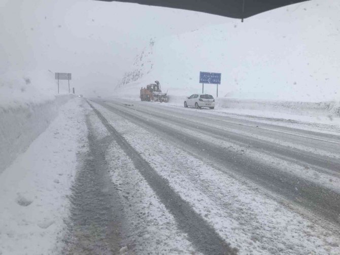 Antalya-konya Karayolunda Kar Kalınlığı 50 Santimetreye Ulaştı