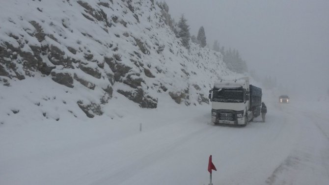 Antalya-konya Karayolunda Kar Kalınlığı 50 Santimetreye Ulaştı