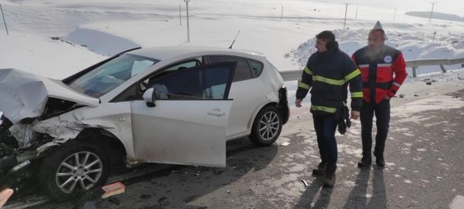 Otomobil İle Minibüs Çarpıştı: 2 Yaralı