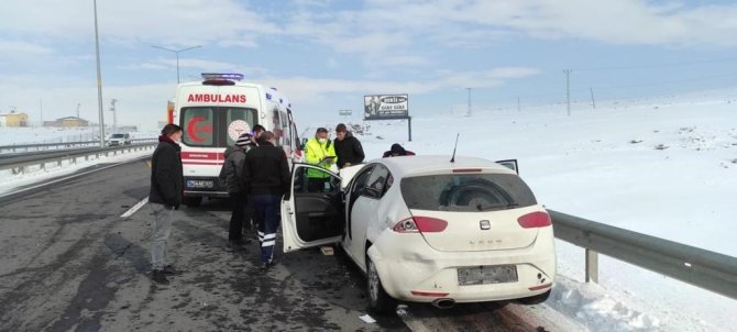Otomobil İle Minibüs Çarpıştı: 2 Yaralı