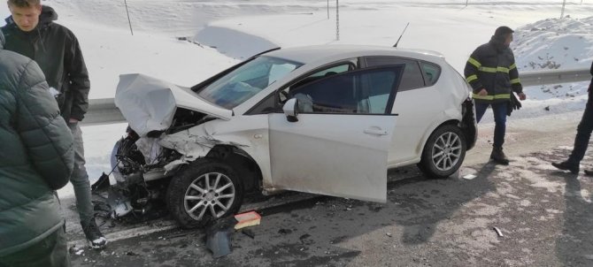 Otomobil İle Minibüs Çarpıştı: 2 Yaralı