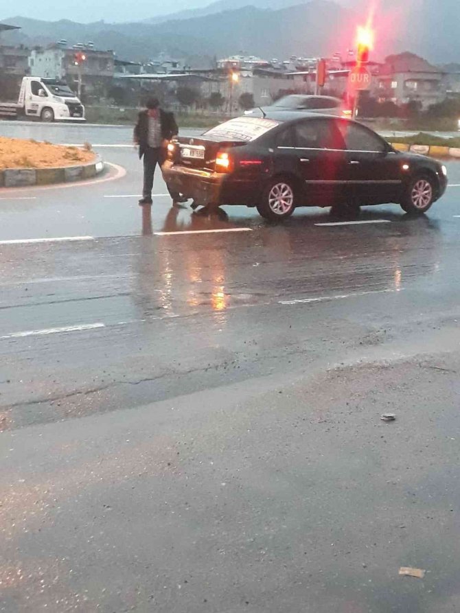 Aydın’da Yağmur Ve Dikkatsizlik Kaza Getirdi