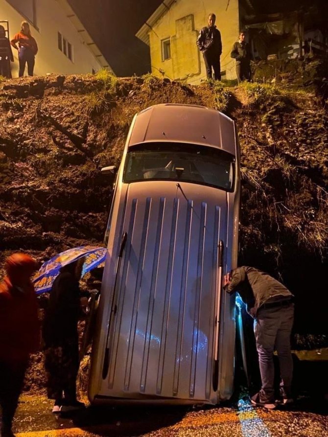 Köşk’te Araç Şarampole Yuvarlandı