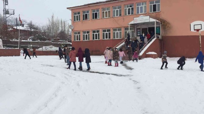 Karlıova’da Yağan Karın Tadını Çocuklar Çıkardı