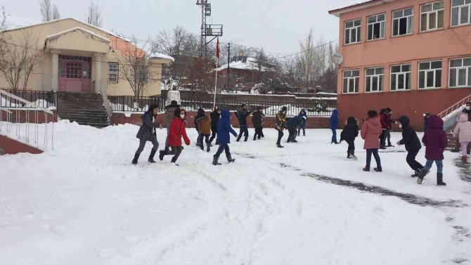 Karlıova’da Yağan Karın Tadını Çocuklar Çıkardı