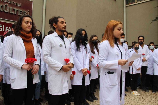 Elazığ’da Hayatını Kaybeden Tıp Öğrencisi İçin Arkadaşları Anma Töreni Düzenledi
