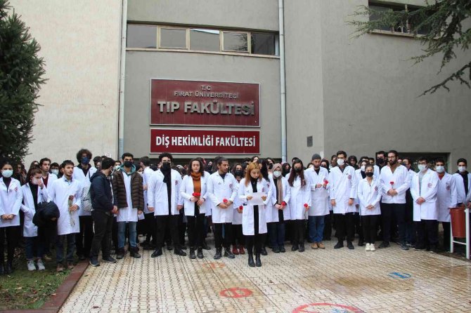 Elazığ’da Hayatını Kaybeden Tıp Öğrencisi İçin Arkadaşları Anma Töreni Düzenledi