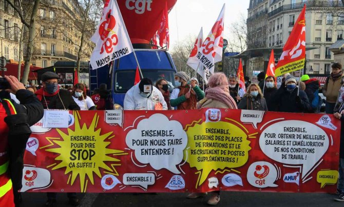 Fransa’da Sağlık Çalışanları Sokağa İndi